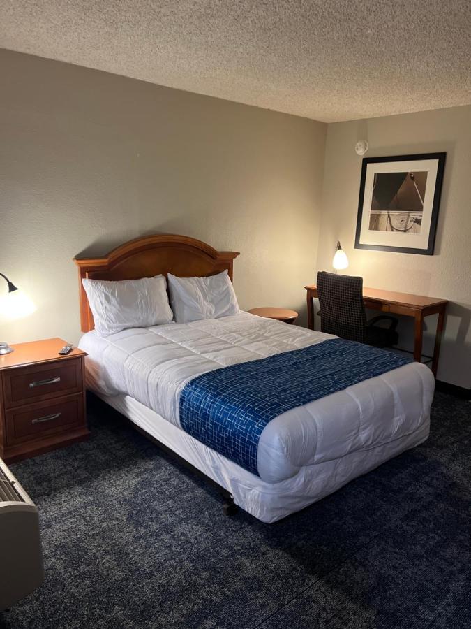 Travelodge By Wyndham Lincoln Northeast Extérieur photo