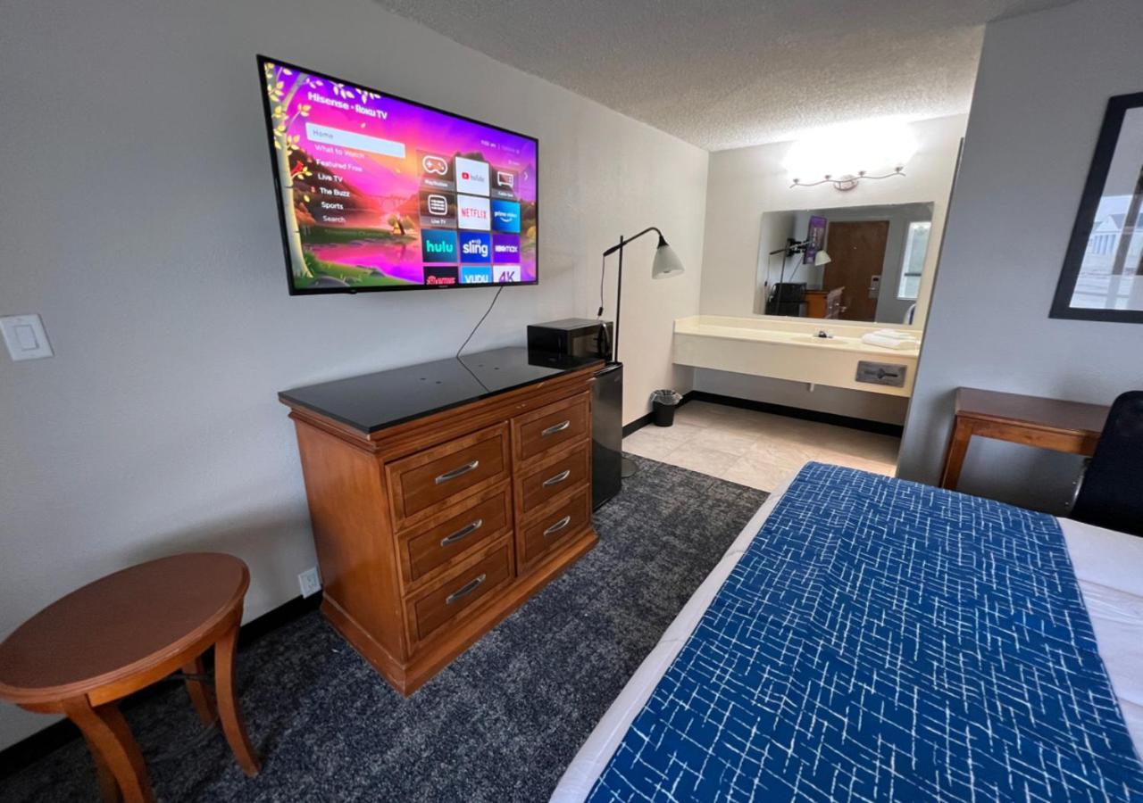 Travelodge By Wyndham Lincoln Northeast Extérieur photo