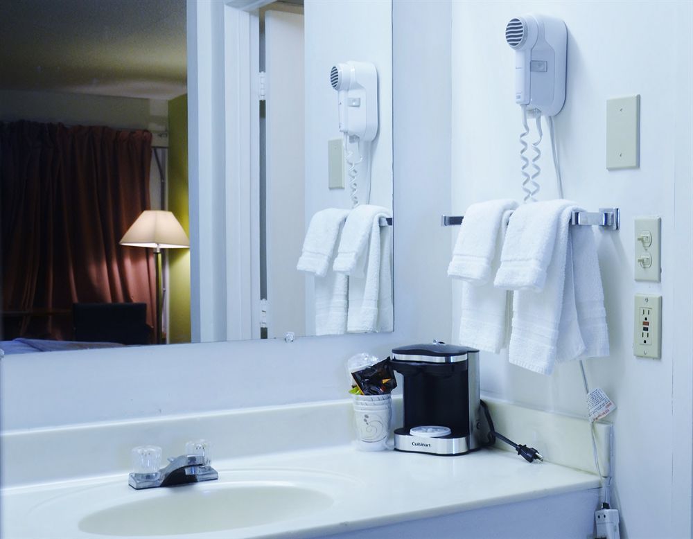 Travelodge By Wyndham Lincoln Northeast Extérieur photo
